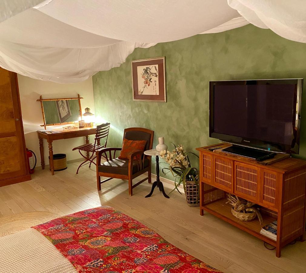 Les 3 Coeurs - Chambres Chez Charmants Habitants Font Esterno foto